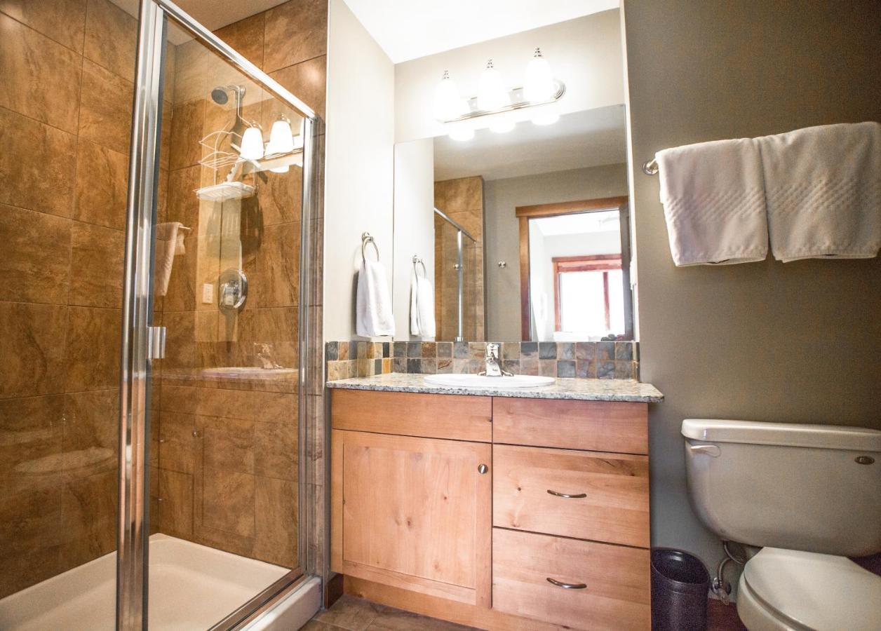 Villa The Lookout - Top Floor Corner Unit With Stunning Views Canmore Exterior foto