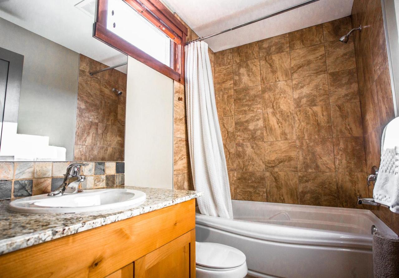 Villa The Lookout - Top Floor Corner Unit With Stunning Views Canmore Exterior foto